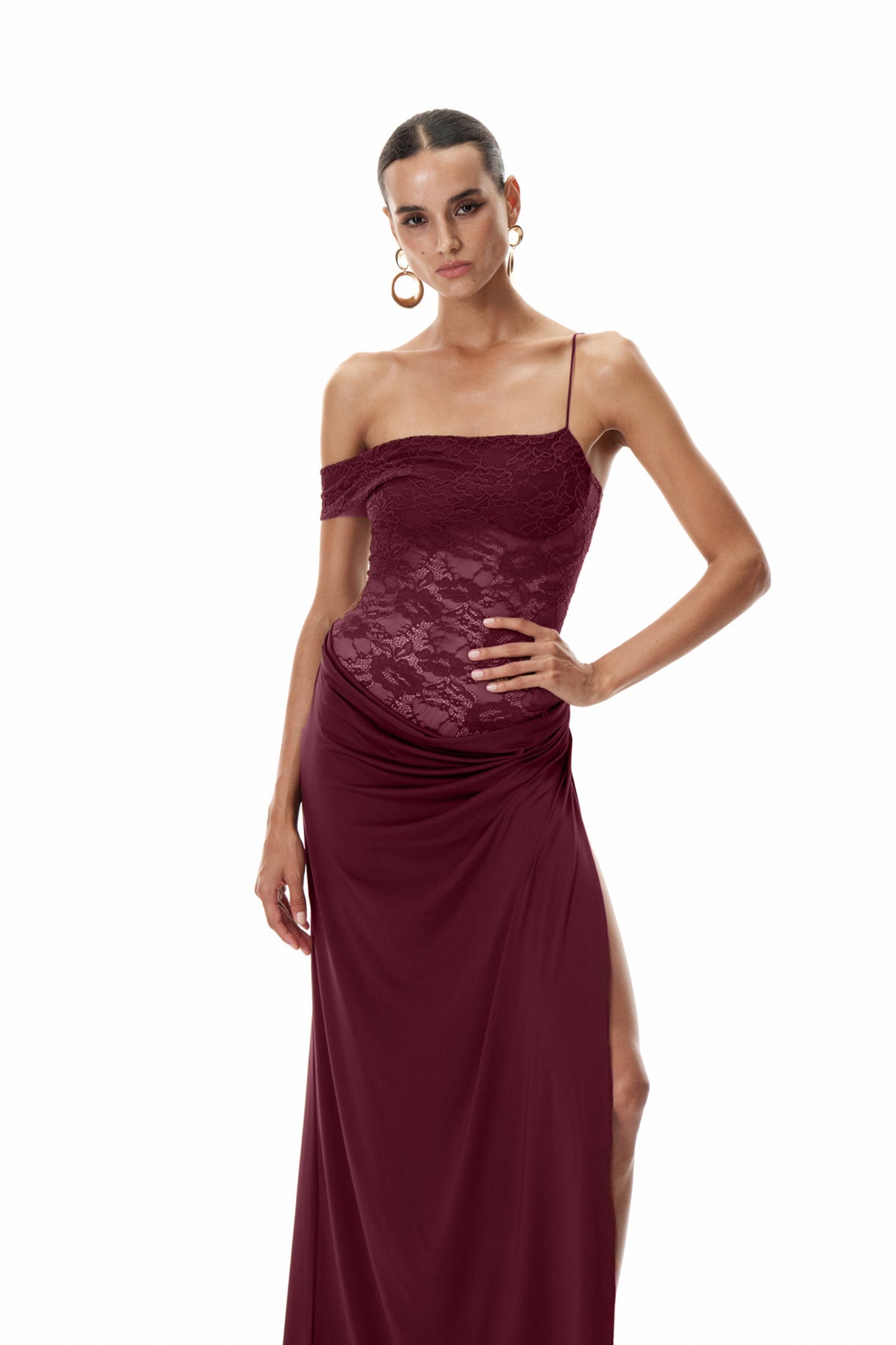 Chenda Kırmızı Dantel Asimetrik Uzun Elbise