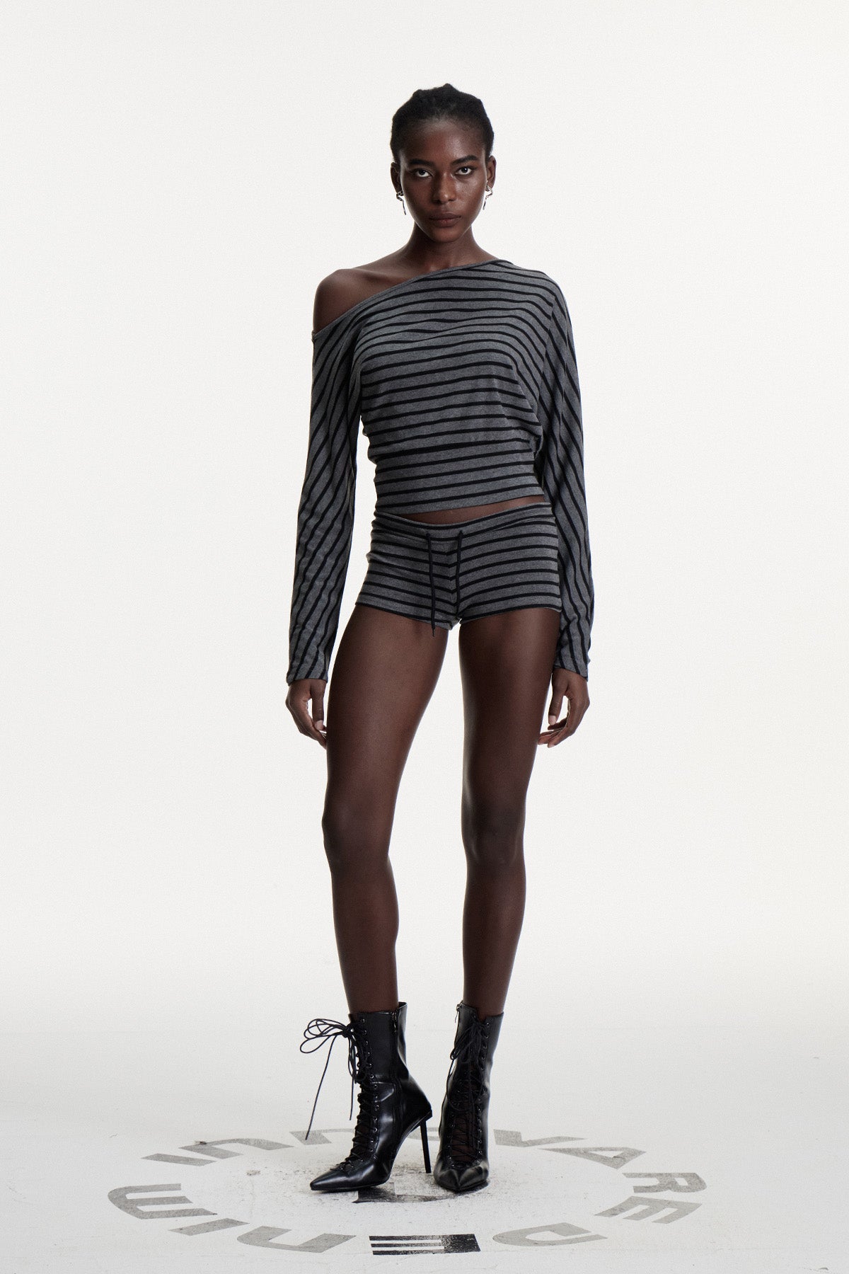 Connla Asimetrik Çizgili Şort Takımı